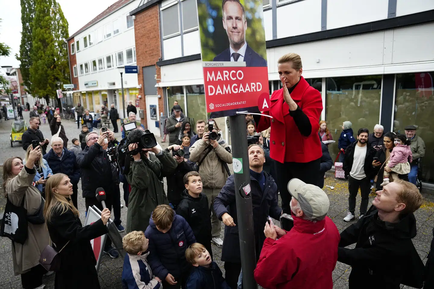 Statsminister Mette Frederiksen opsætter Socialdemokratiets valgplakater til kommunal- og regionalvalget 2025 i Herlev.