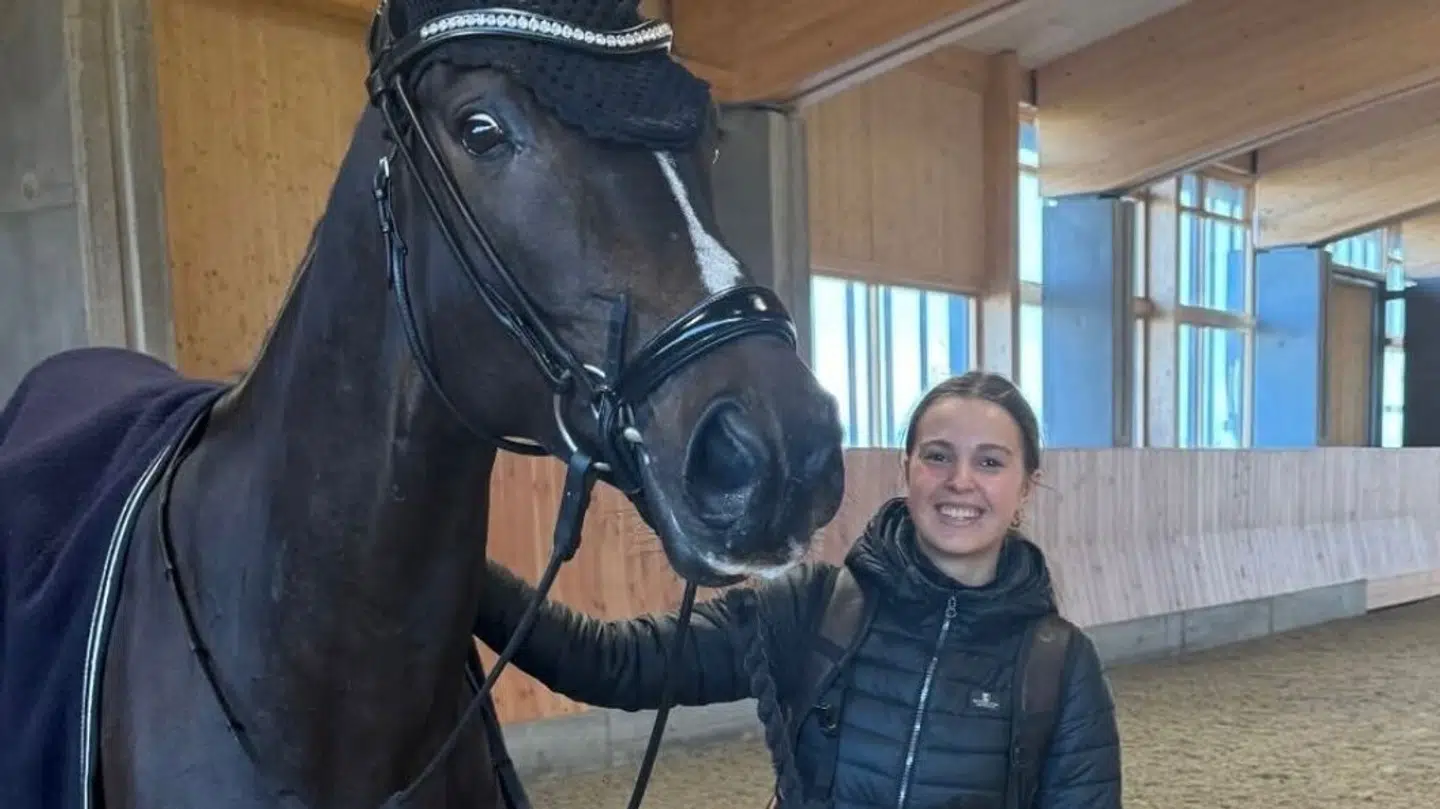 Michelle Bisgaard sammen med sin hest.