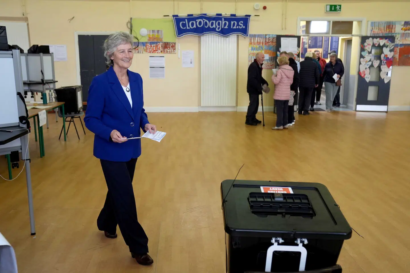 Den uafhængige kandidat Catherine Connolly stemmer på en skole i byen Galway i Irland fredag. Den foreløbige optælling tyder på, at hun har vundet en jordskredssejr.