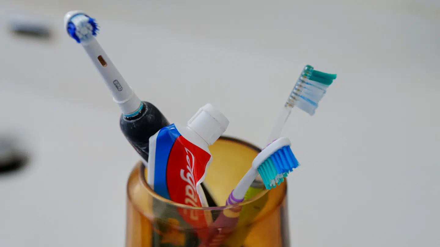 Ny forskning viser at din tandbørste kan indeholde sundhedsskadelige bakterier.