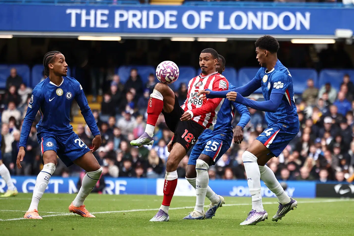 I egen hule tabte Chelsea mod Sunderland, der har gang i en sublim efterårssæson i Premier League.