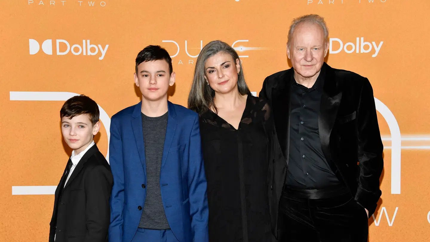 Stellan Skarsgard og Megan Everett-Skarsgard med de to sønner, Kolbjörn (længst til venstre) og Ossian.