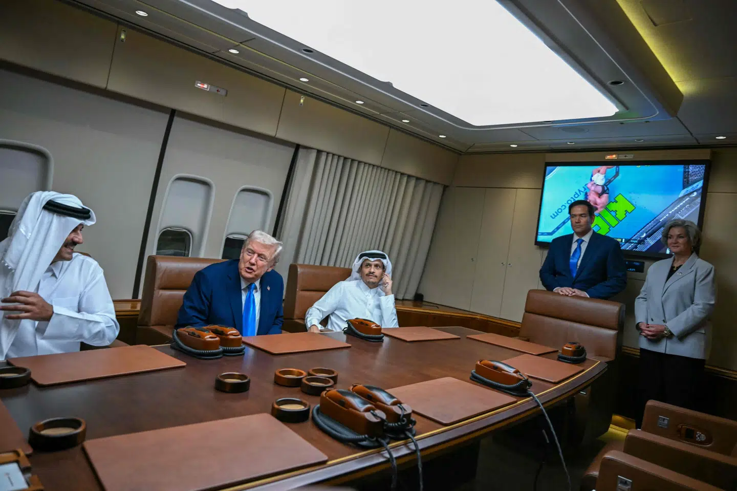 USA's præsident, Donald Trump, inviterede Qatars emir, Sheikh Tamim bin Hamad Al-Thani (t.v.), samt premierminister og udenrigsminister Sheikh Mohammed bin Abdulrahman bin Jassim Al-Thani (i midten) til møde om bord på Air Force One. USA's udenrigsminister, Marco Rubio, og Det Hvide Hus' stabschef, Susie Wiles, holder sig på sidelinjen.