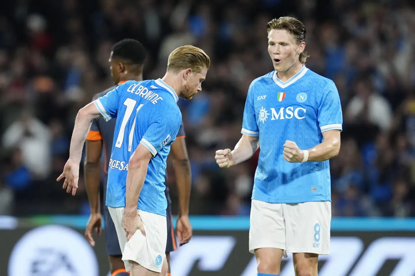 Kevin De Bruyne har netop bragt Napoli foran, men også pådraget sig en skade i samme moment.