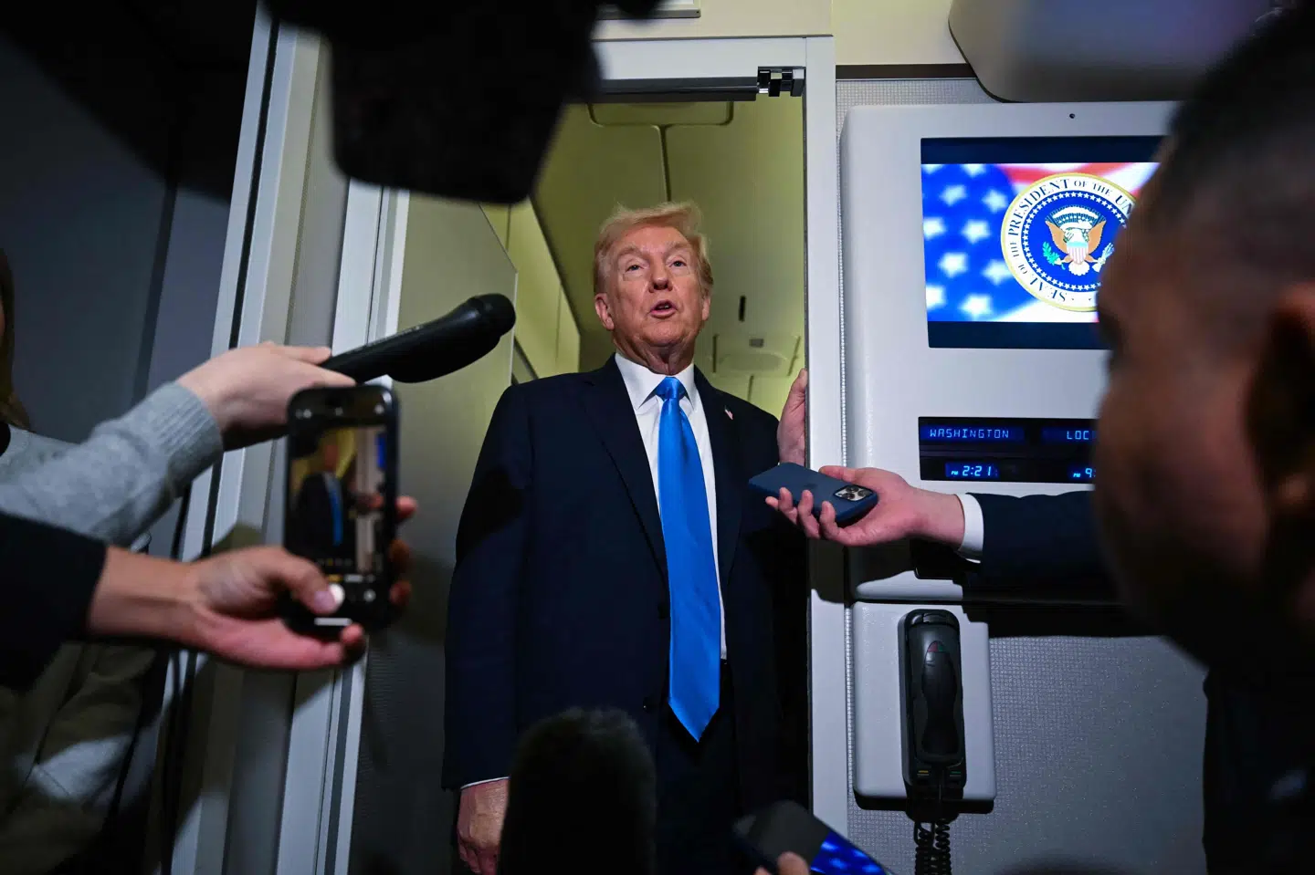 USA's præsident, Donald Trump, udtaler sig til journalister om bord på Air Force One lørdag aften, hvor han er på vej fra en mellemlanding i Qatar og videre på en rundrejse i Asien.