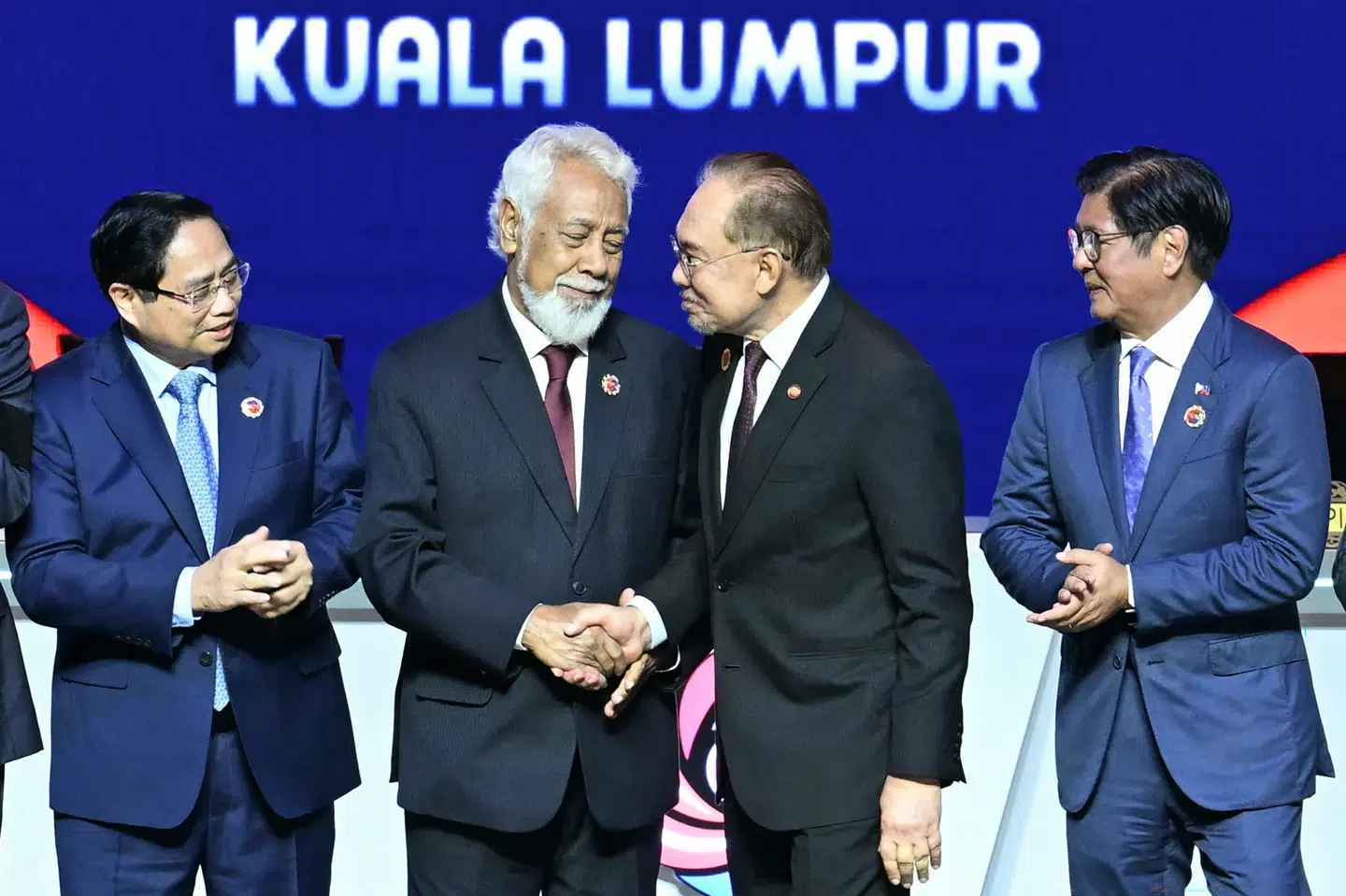 Østtimors premierminister, Xanana Gusmão, giver hånd til Malaysias premierminister, Anwar Ibrahim, efter at Østtimor er blevet en del af Sammenslutningen af Sydøstasiatiske Lande (Asean).