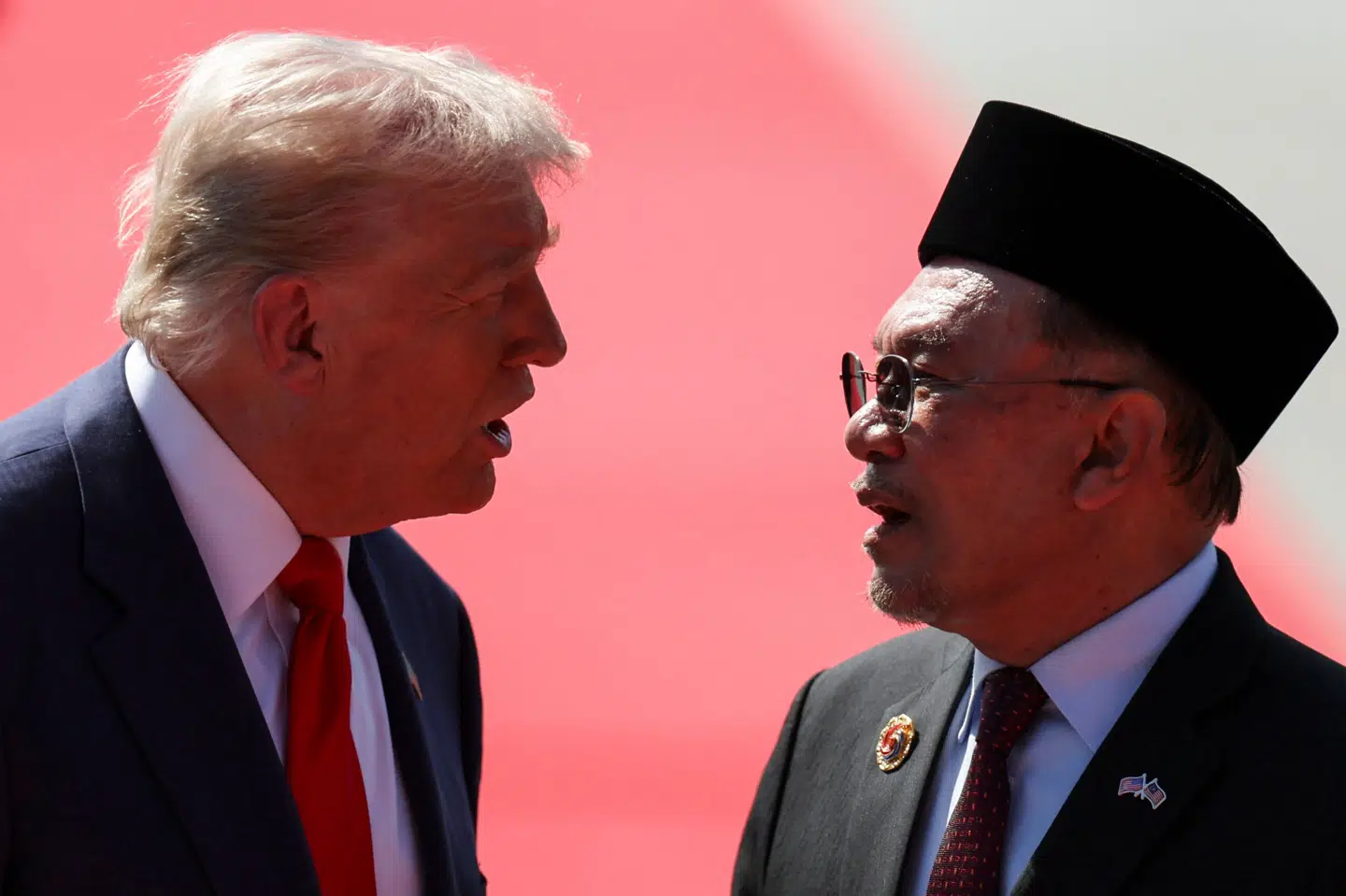 USA's præsident, Donald Trump, taler med Malaysias premierminister, Anwar Ibrahim, efter at førstnævnte er ankommet til Malaysia.
