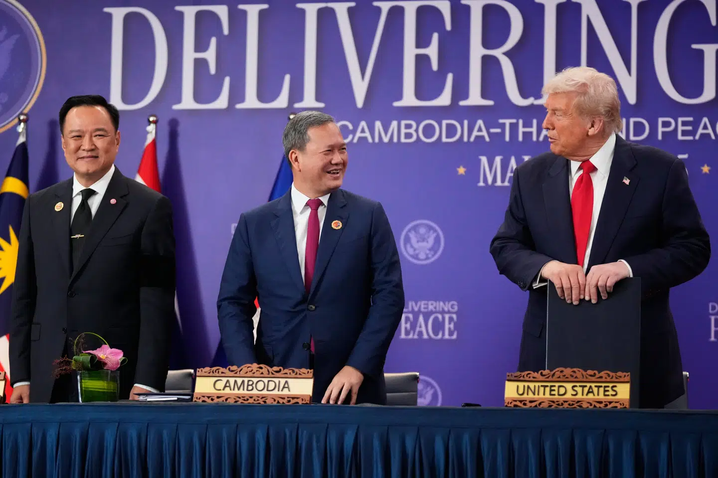 Fra venstre ses Thailands premierminister, Anutin Charnvirakul, Cambodjas premierminister, Hun Manet, og USA's præsident, Donald Trump, i Malaysia.