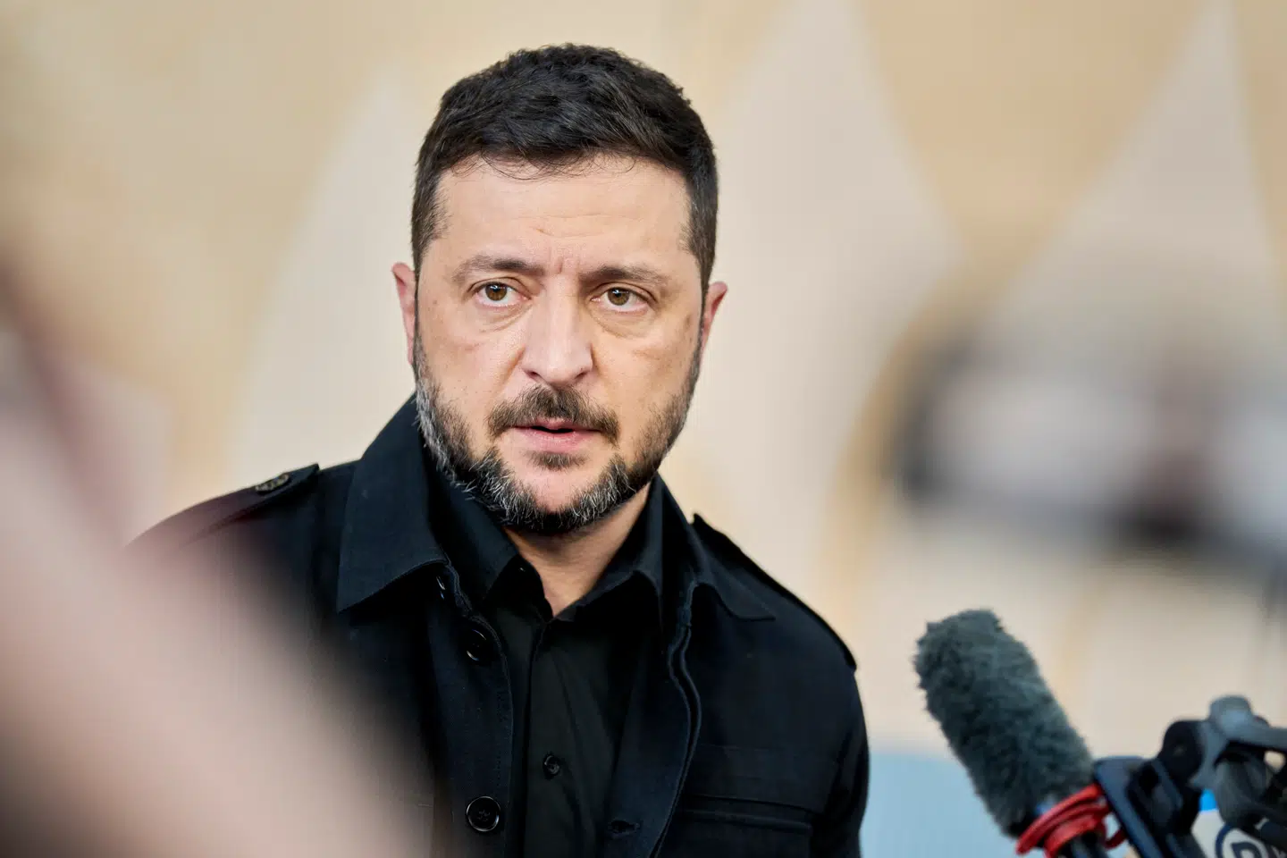 Ukraines præsident Volodymyr Zelenskyj deltager i utallige forhandlinger for at få støtte til at stoppe Ruslands krig mod Ukraine.