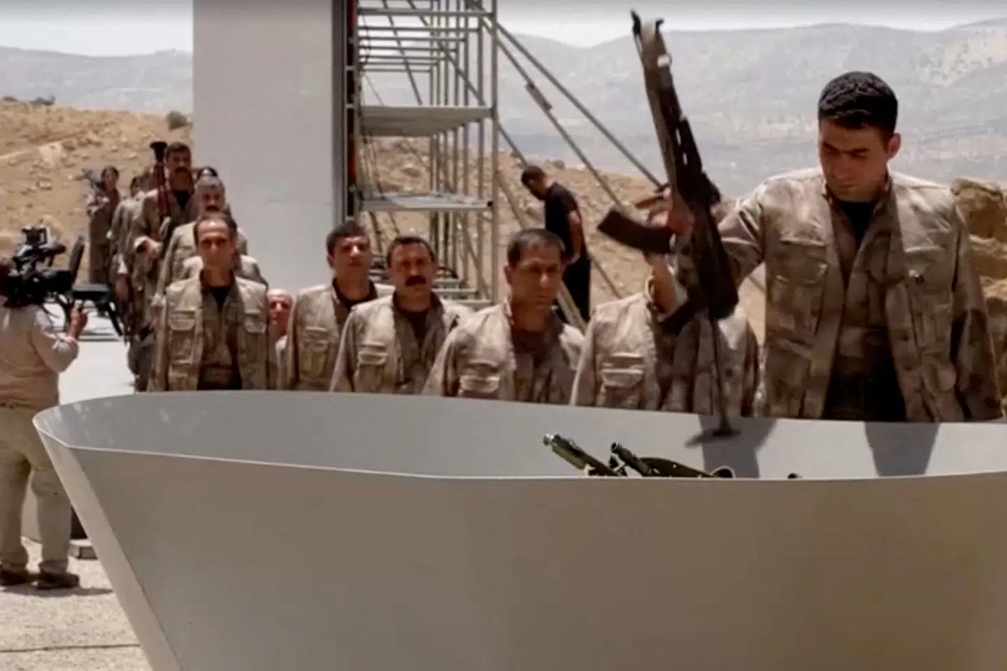 I juli brændte 30 kurdiske militante deres våben under en ceremoni i det nordlige Irak. Det blev anset som et symbolsk skridt på vejen mod afvæbning af PKK. (Arkivfoto).