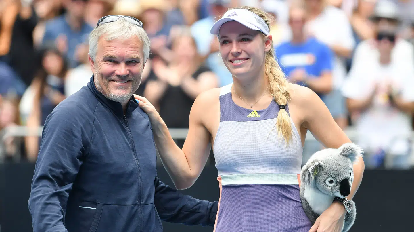 Piotr Wozniacki og Caroline Wozniacki fotograferet efter hendes afskedskamp under Australian Open i 2020. Siden gjorde hun comeback.