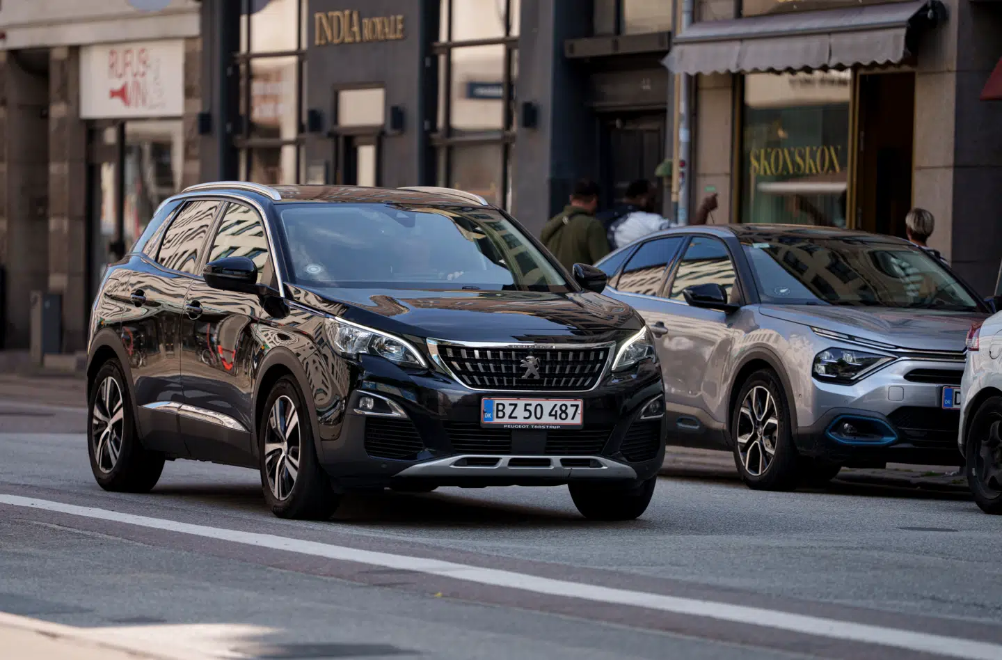 Fredag rundede Danmark en ny milepæl: Over 500.000 elbiler kører nu på de danske veje.
- Bestanden af elbiler er steget med omkring 200.000 på bare et år, oplyser privatøkonom Brian Friis Helmer fra Arbejdernes Landsbank. Han forventer, at elbilerne snart overhaler dieselbilerne i antal – især efter at regeringen har udskudt indfasningen af registreringsafgiften endnu et år i finansloven for 2026.