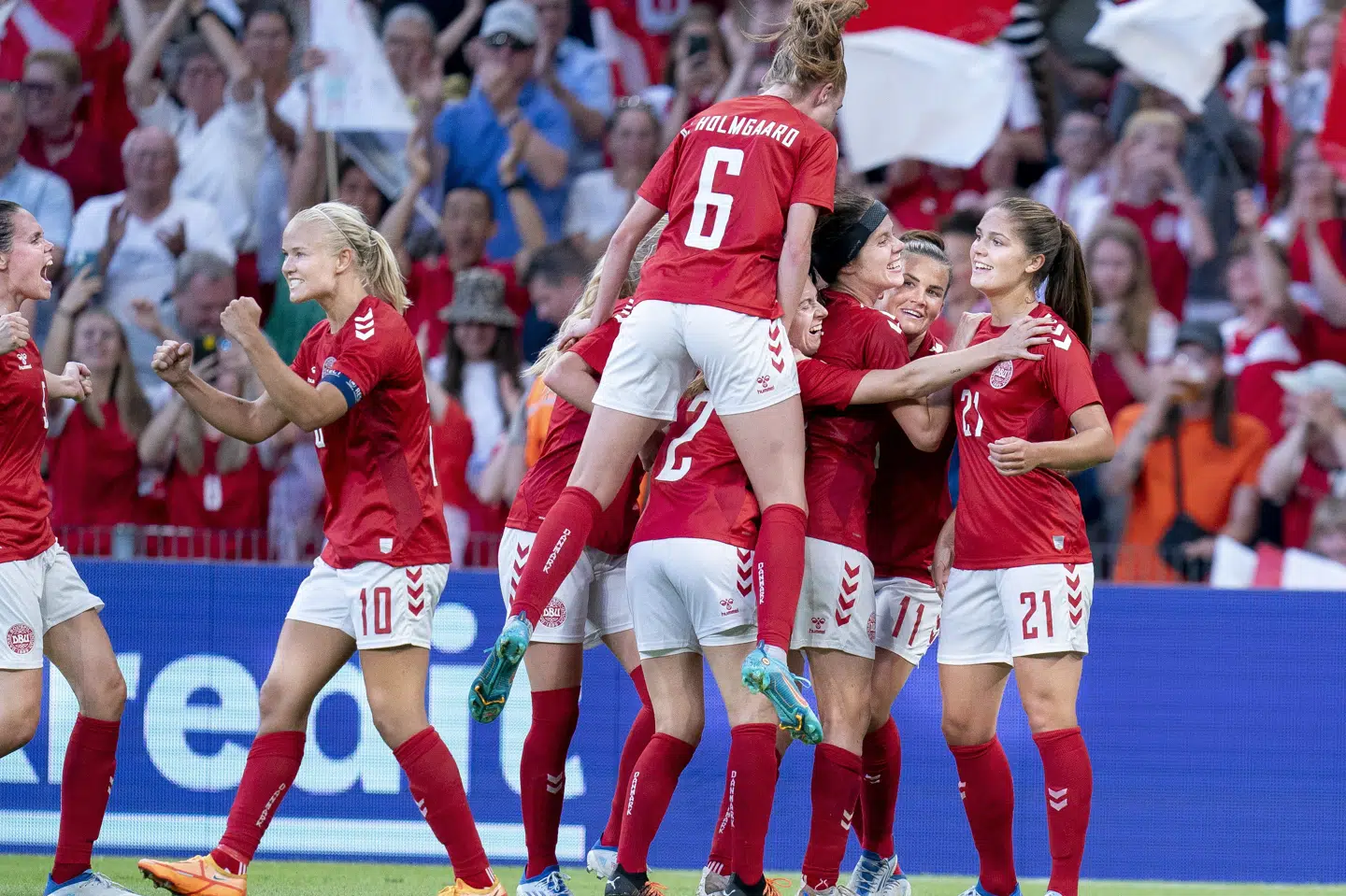 I 2022 var flere end 21.000 tilskuere på plads til opgøret mellem Danmark og Brasilien i Parken. Til kampen på tirsdag mod Finland er der solgt 15.000 billetter.