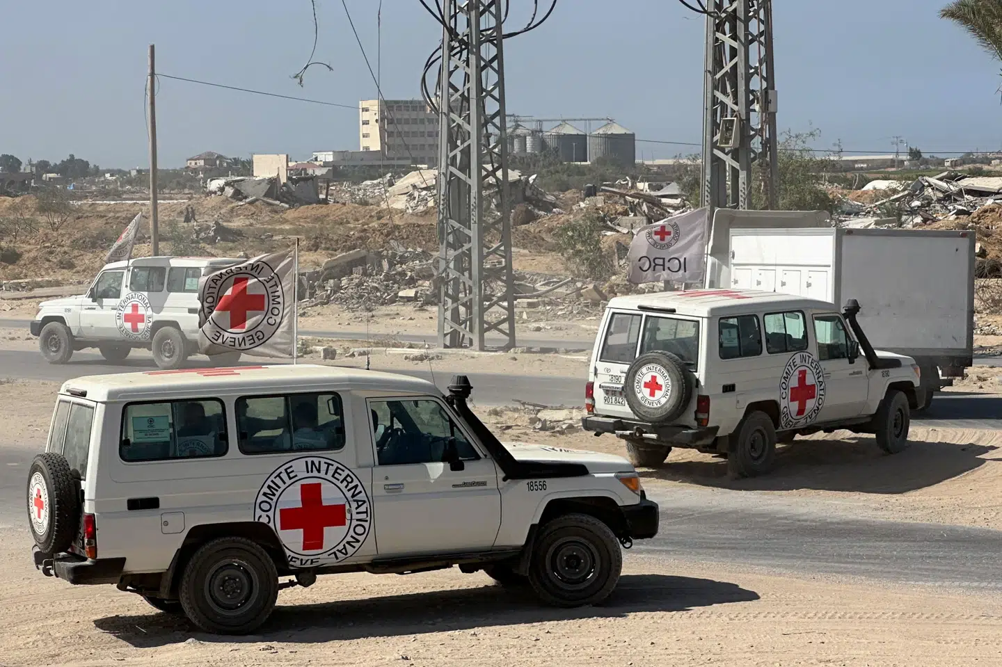 Røde Kors har tidligere ydet humanitær assistance i konflikten mellem Israel og Hamas. Tirsdag blev lig fra palæstinensere, der blev tilbageholdt under krigen og senere døde, leveret tilbage ved hjælp af lastbiler fra Røde Kors. (Arkivfoto).