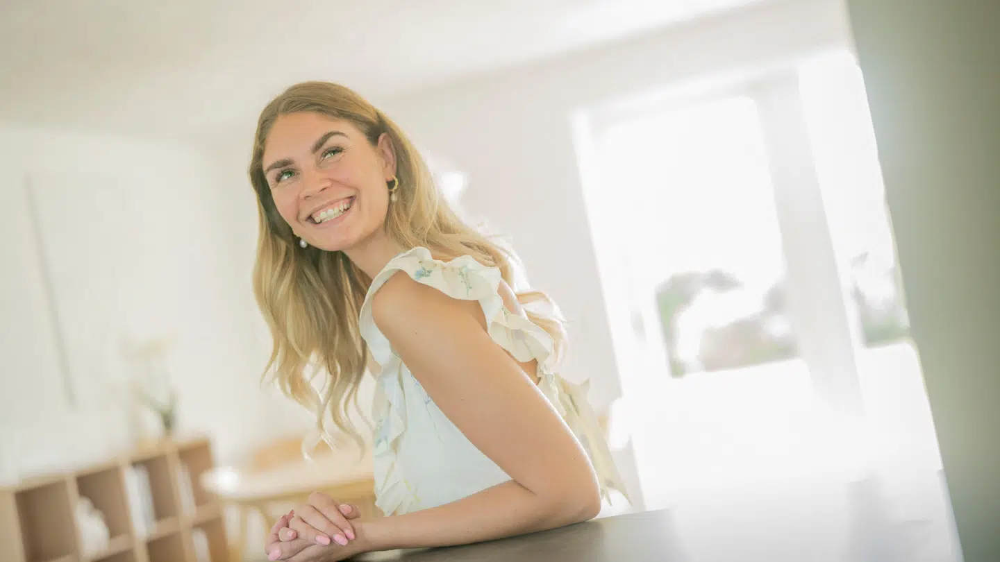 Den 29-årige Sarah Mosgaard er egentlig uddannet socialrådgiver, men sagde i 2022 sit job op i Familierådgivningen i Esbjerg for at blive fuldtidsinfluencer.