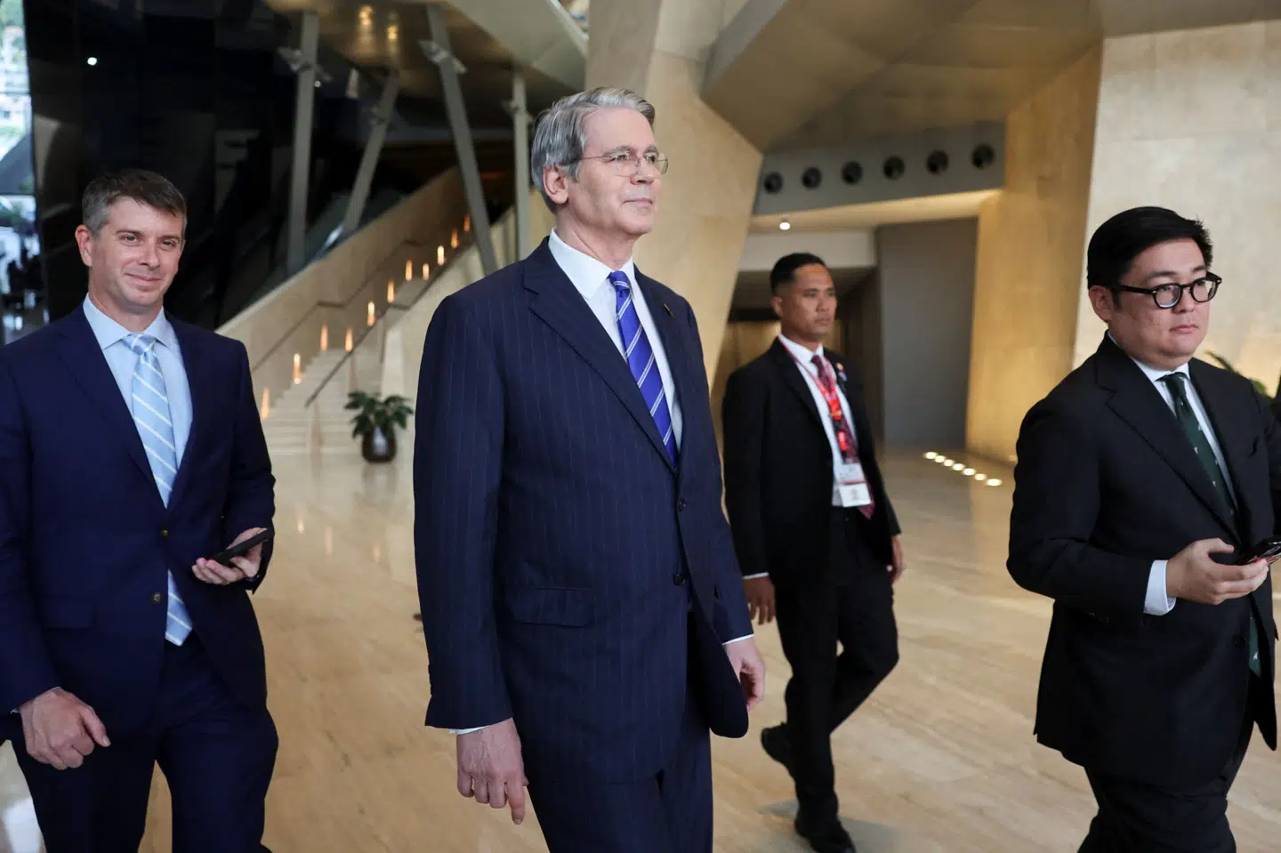 USA's finansminister, Scott Bessent, forlader et møde i Malaysias hovedstad, Kuala Lumpur, hvor der har været handelsforhandlinger mellem USA og Kina søndag.