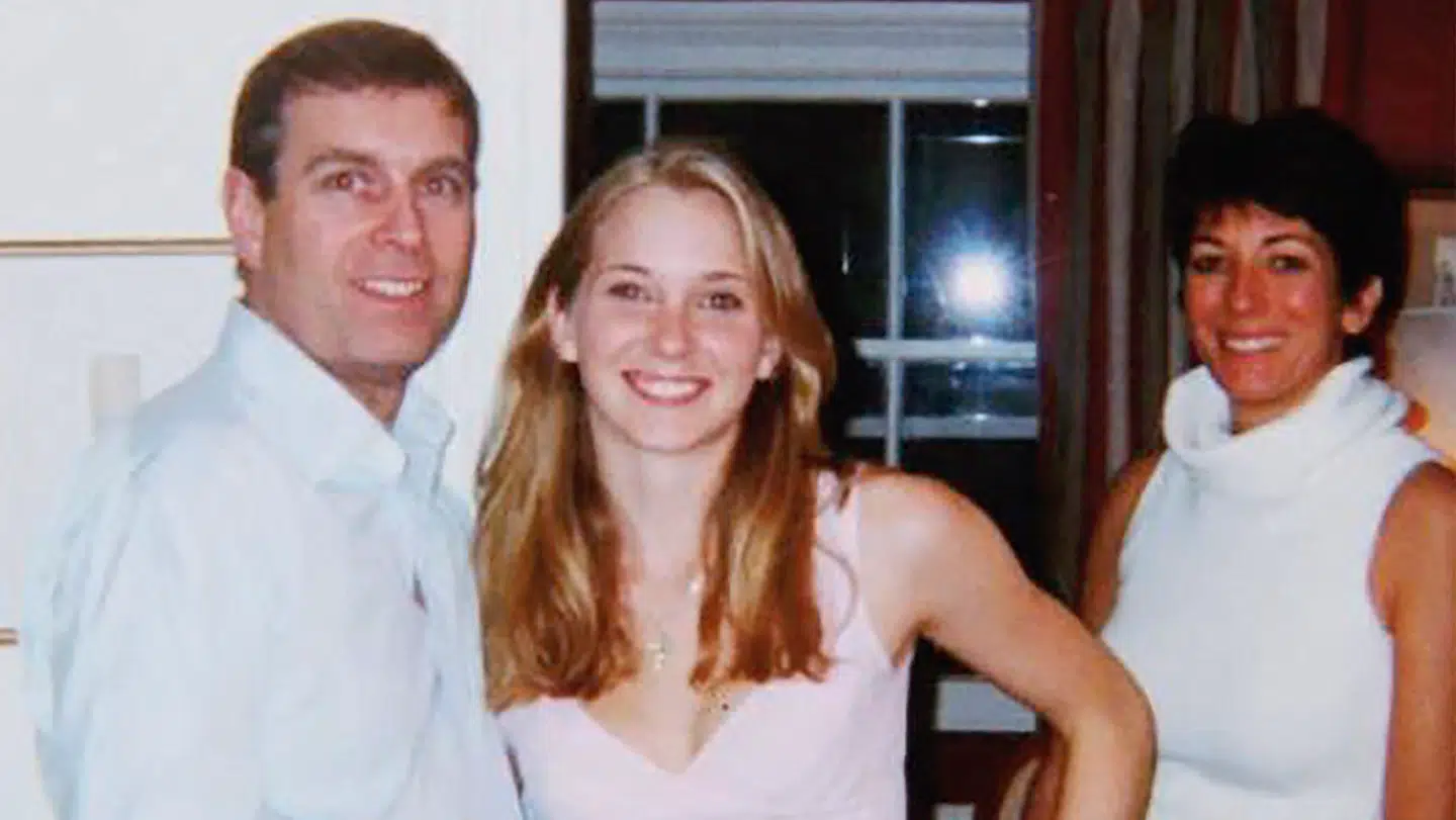 Billedet, der viser både fra ventre mod højre prins Andrew, Virginia Giuffre og Ghislaine Maxwell.