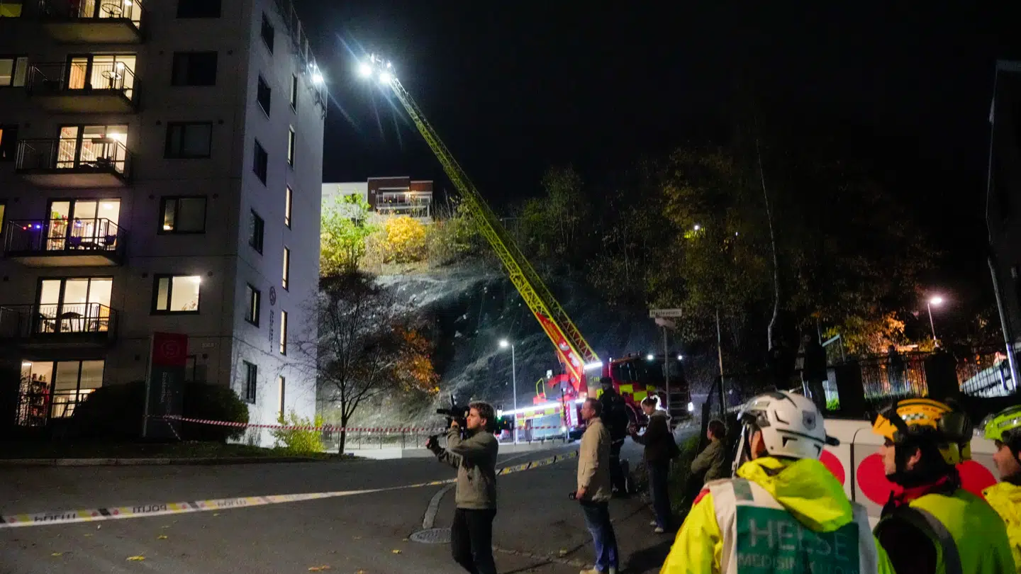 Brandvæsnet er søndag ved at evakuere boligblokke i Oslo efter et omfattende jordskred.