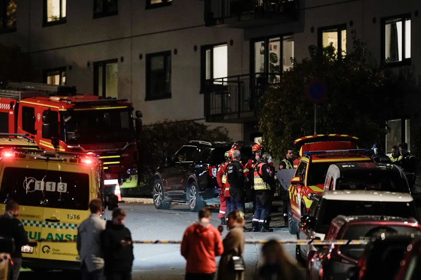 Nødberedskabet arbejder ved Carl Berners Plass i Oslo, hvor der har været et jordskred på en skråning. Ingen er umiddelbart kommet til skade, men der er frygt for, at det omfattende jordskred kan rive mere med og gøre skade på bygninger.