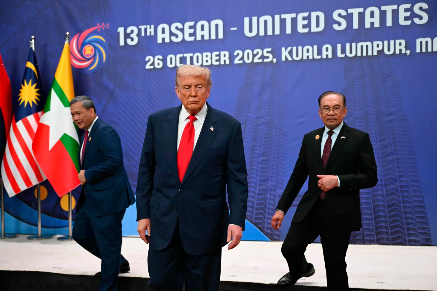 Donald Trump og Malaysias premierminister, Anwar Ibrahim (th.), og Cambodias premierminister, Hun Manet (tv.).