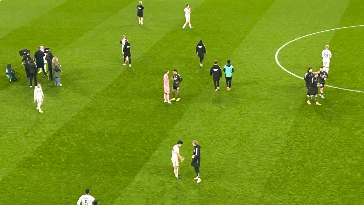 FCKs spillere stod opdelt på banen flere minutter efter kampen.