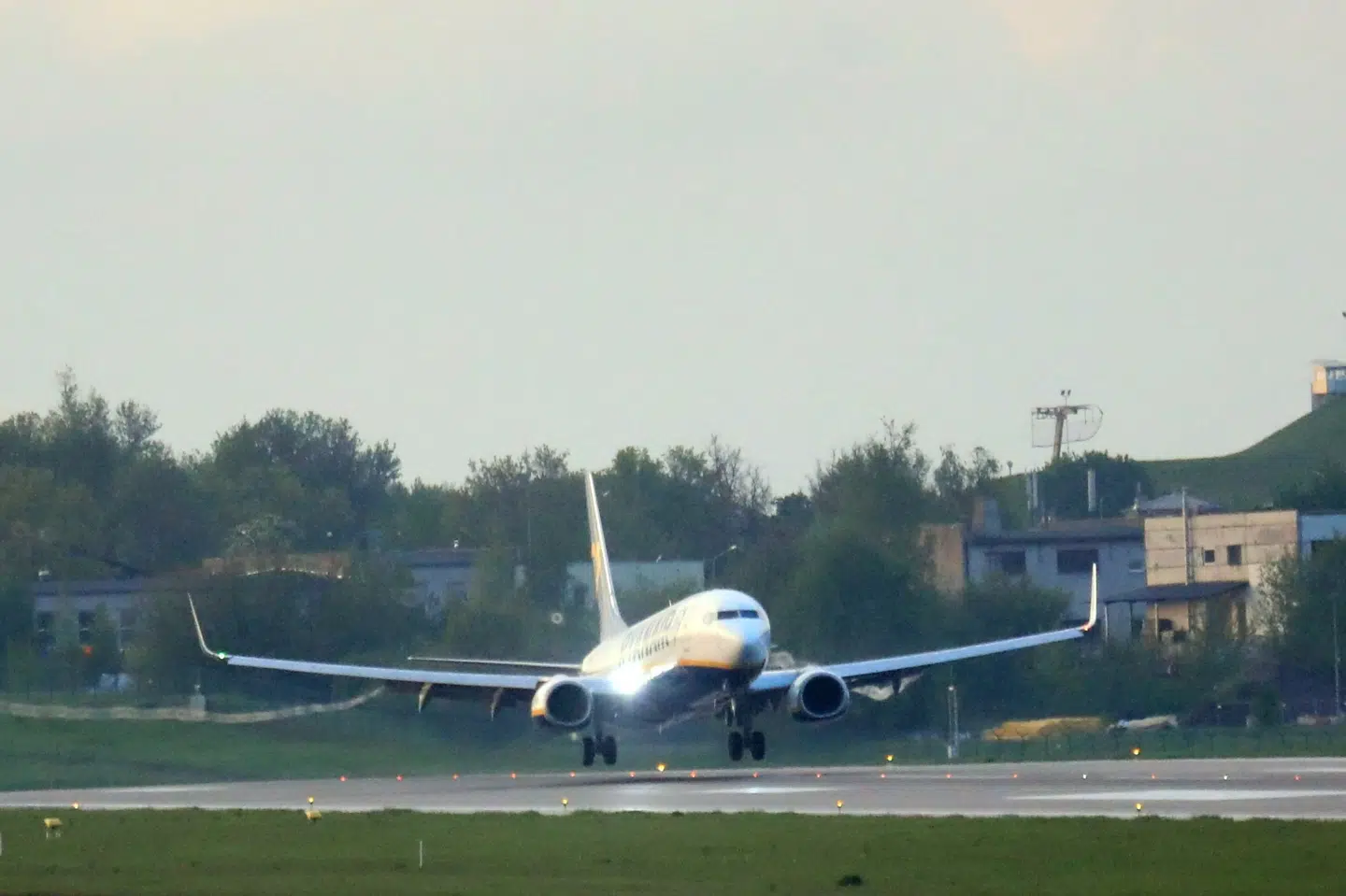 Fly får søndag aften hverken lov til at lette eller lande i Vilnius Lufthavn. Det skyldes meldinger om mulige heliumballoner i luftrummet. Også Litauens grænse til Belarus er lukket. (Arkivfoto).