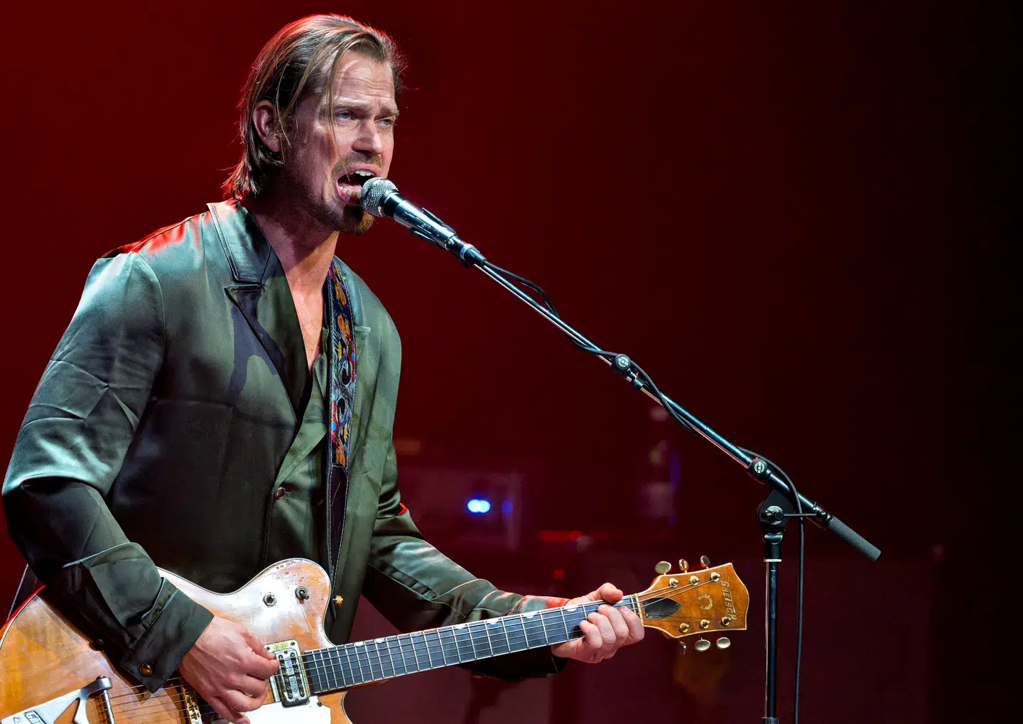 Johnny Madsen er død, men heldigvis lever hans musik videre, også på scenen. Takket være hans 45-årige søn, Rasmus Madsen.