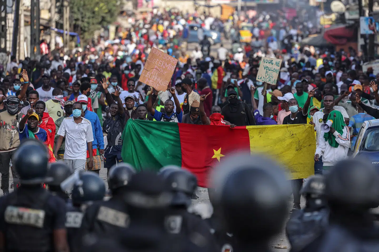 - Farvel Paul Biya, Tchiroma er på vej, råbte demonstranter i kor i Doualas gader søndag. Fire af dem mistede søndag livet i sammenstød med sikkerhedsstyrker.