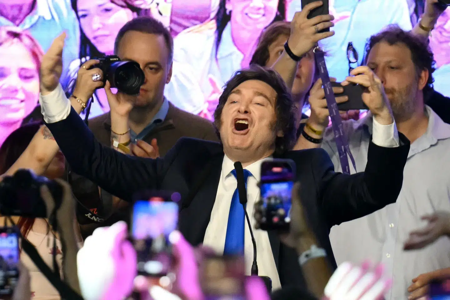 - I dag har vi nået et vendepunkt. I dag begynder opbygningen af et stort Argentina, siger Milei ved La Libertad Avanzas valgfest i Buenos Aires søndag aften lokal tid.