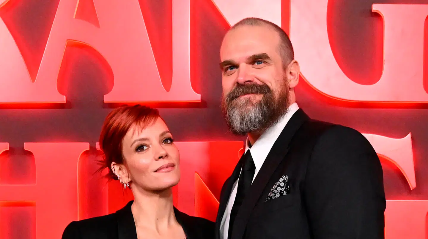 Sangeren Lily Allen og skuespilleren David Harbour blev skilt i december 2024 efter fem års ægteskab.
