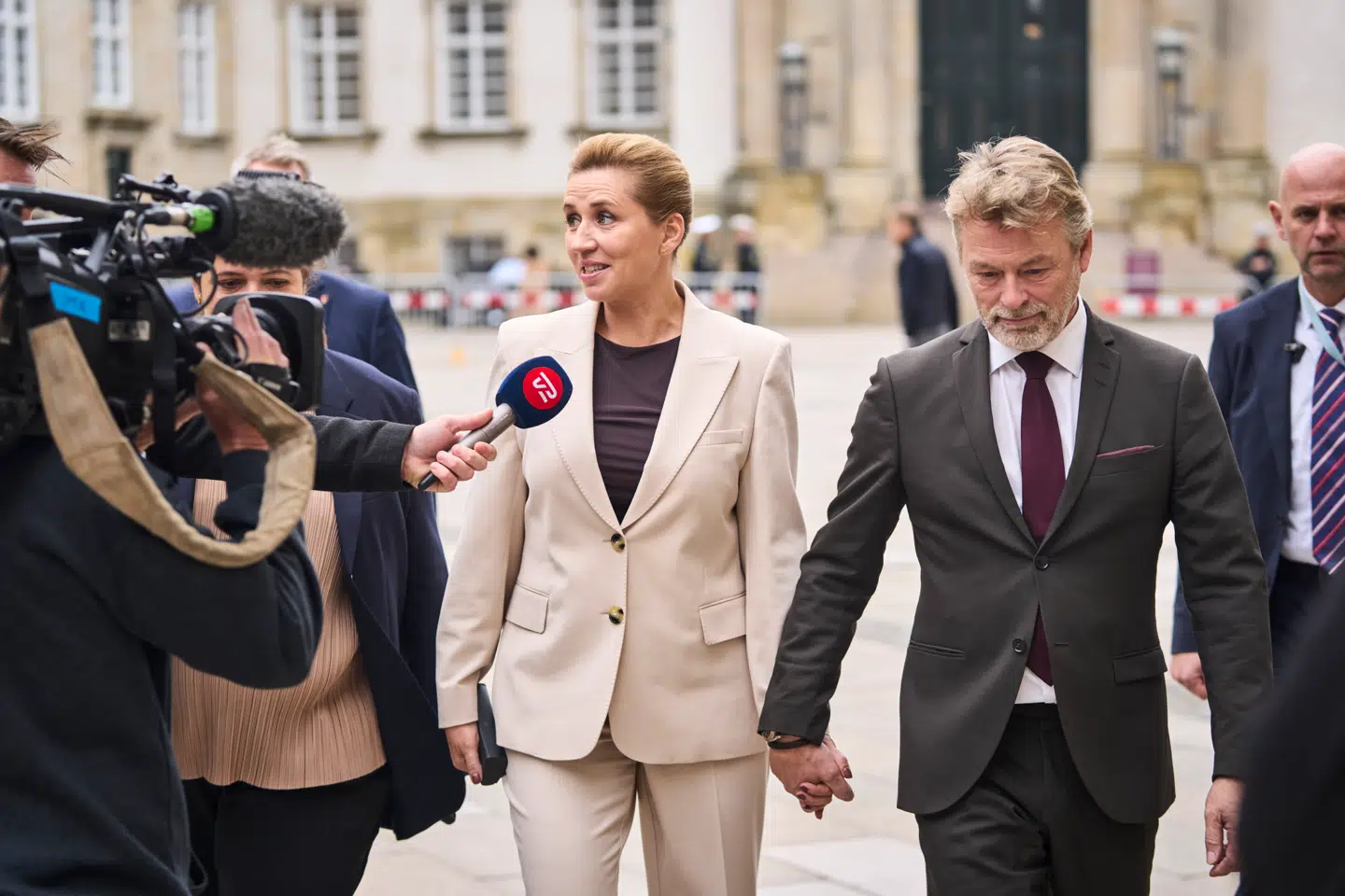 Statsminister Mette Frederiksen (S) afviser, at det skulle være et problem, at hendes ægtefælle vil producere en dokumentarfilm om Ukraine og landets præsident.