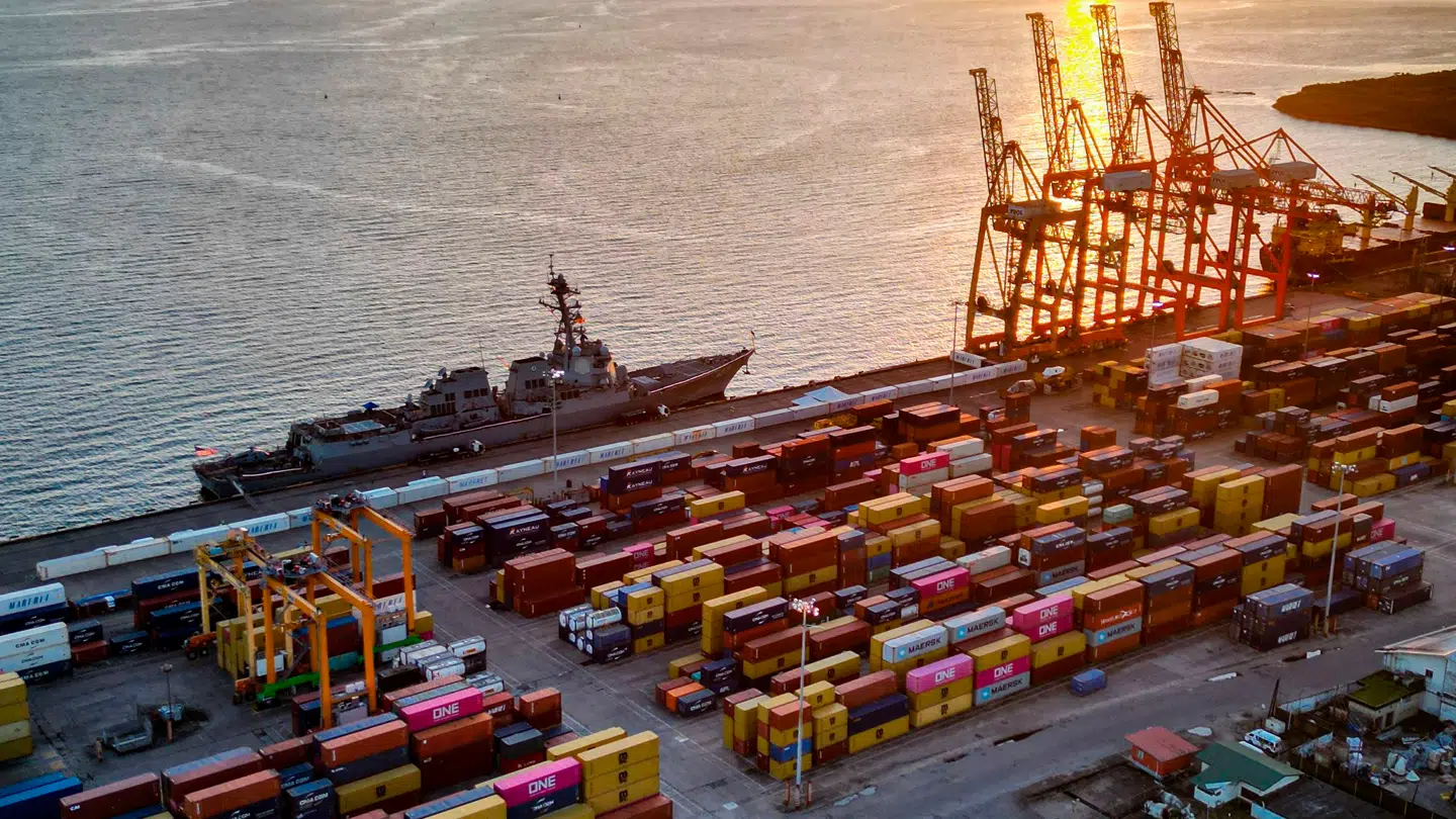 Her ses 'USS Gravely' ligge til kaj i Trinidad og Tobago, der ligger lige ud for Venezuela.