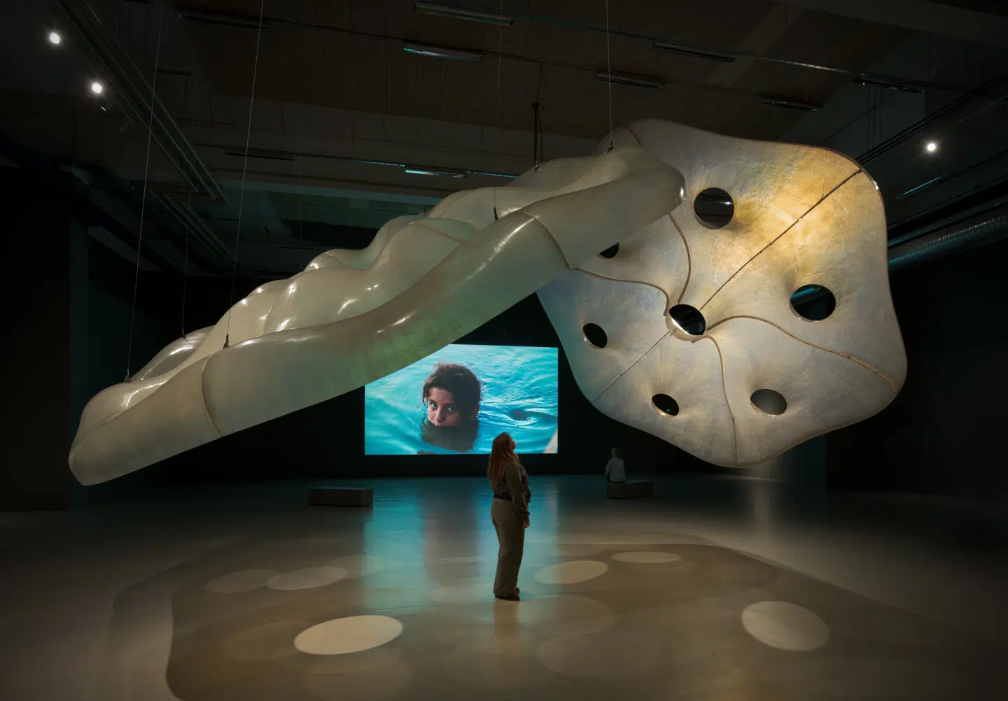 De svævende. gopleagtige »Amulets« på Copenhagen Contemporary er fællesudstillingens mest spektakulære indslag i udstillingen med kuwaitisk/puertoricanske Alia Farid.