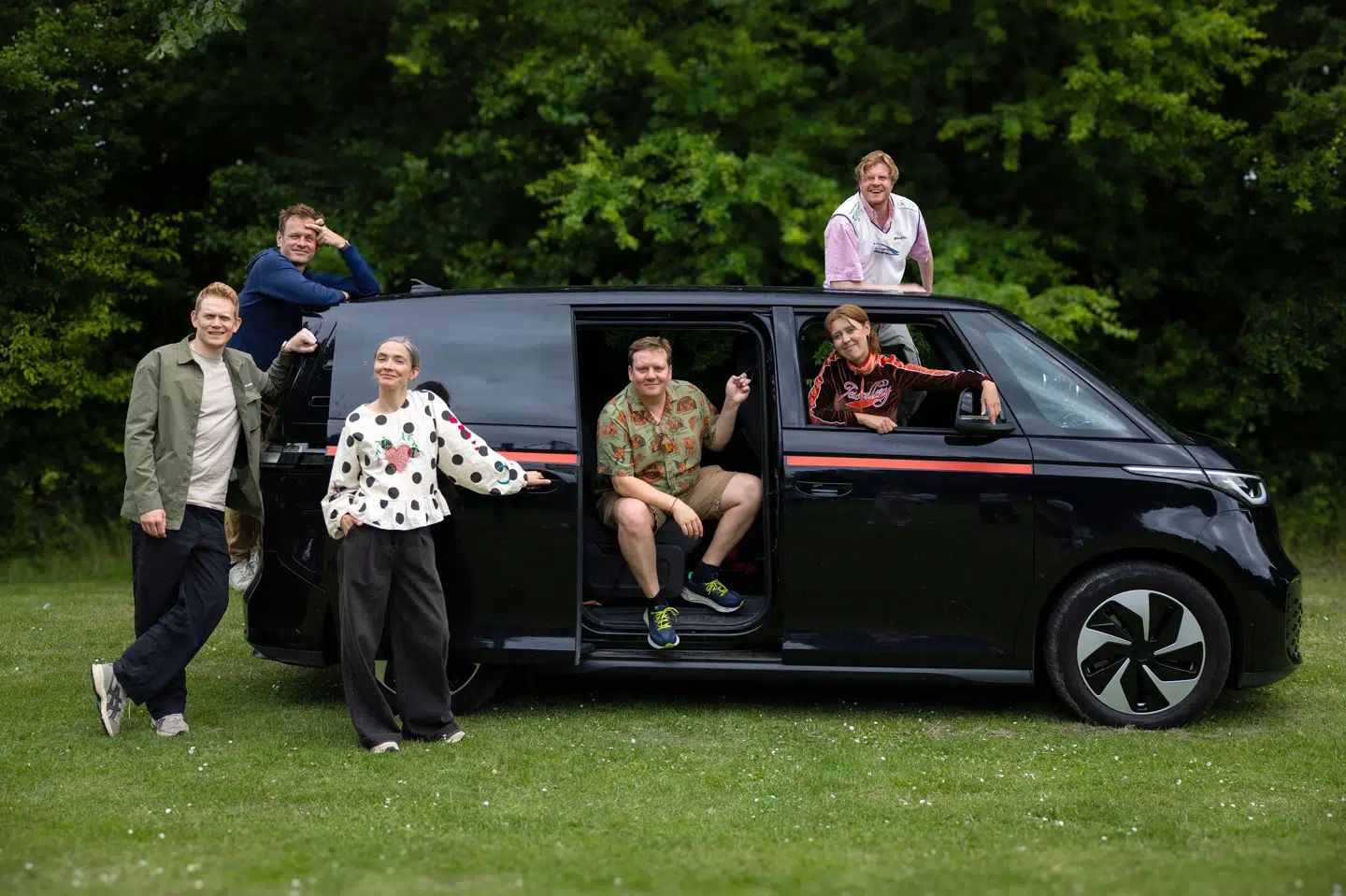 Mikkel Klint Thorius, Christian Fuhlendorff, Neel Rønholt, Jesper Ole Feit Andersen, Victor Lander og Anne Sofie Skovlund Nielsen skal i seks programmer dyste imod hinanden, mens de kører rundt i landet og tester tilliden til fremmede. (PR-foto).