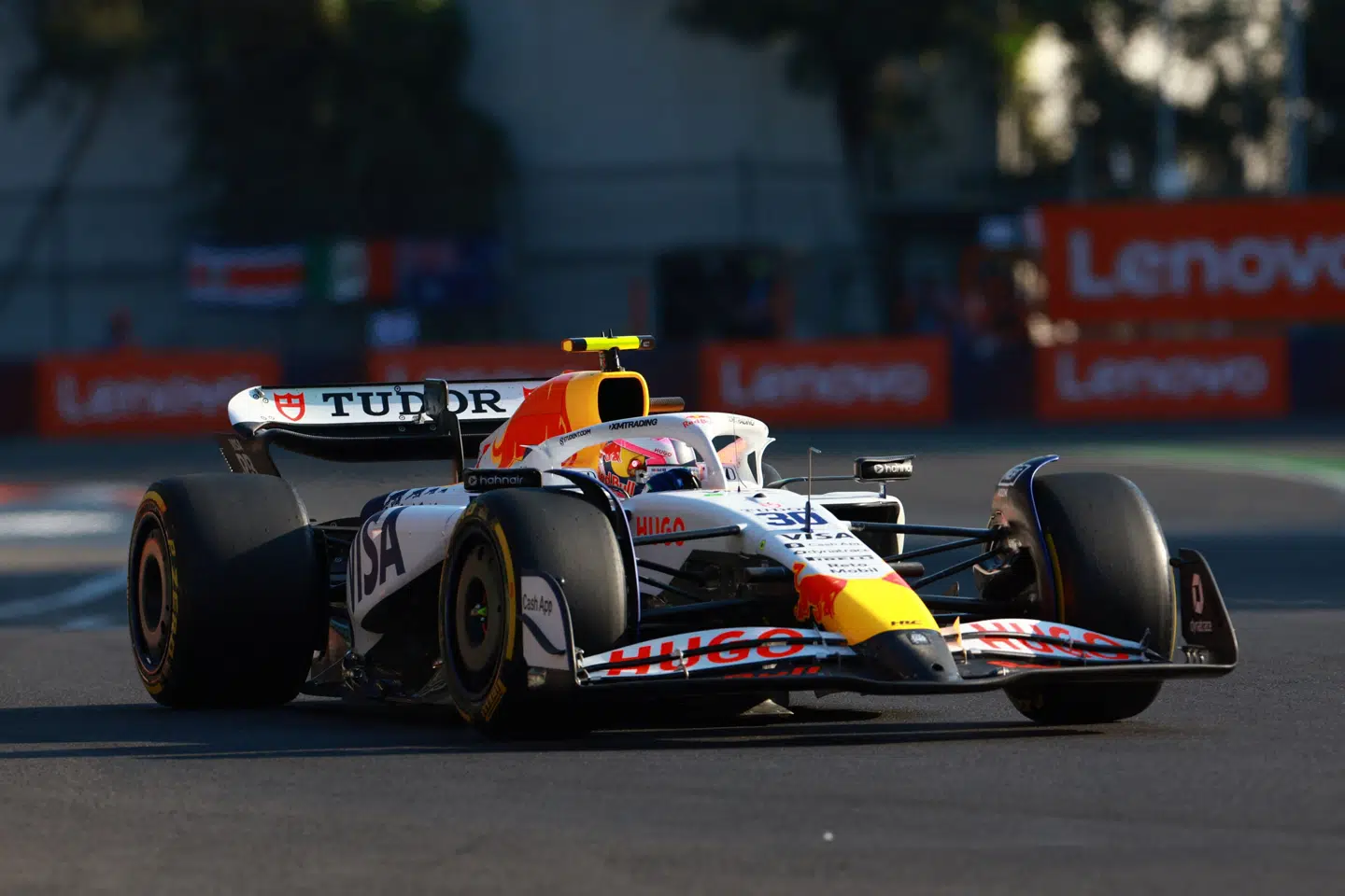 Liam Lawson var tæt på at påkøre to officials under grandprixet i Mexico.