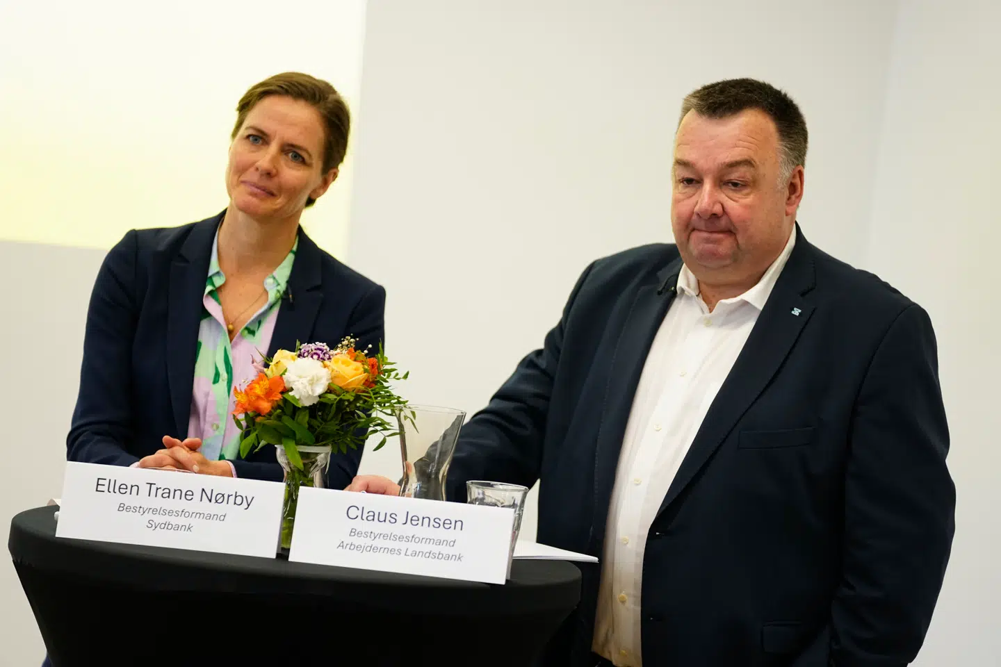 Ellen Trane Nørby, bestyrelsesformand for Sydbank, Claus Jensen, bestyrelsesformand for Arbejdernes Landsbank på pressemødet i Sydbank i København mandag den 27. oktober 2025. Sydbank, Arbejdernes Landsbank og Vestjysk Bank har mandag morgen meldt ud, at de søger en fusionering mellem de tre banker.