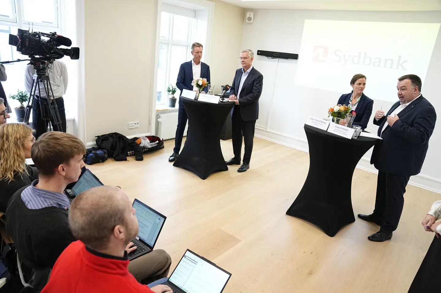 Ellen Trane Nørby, bestyrelsesformand for Sydbank, Claus Jensen, bestyrelsesformand for Arbejdernes Landsbank, Kim Duus, bestyrelsesformand for Vestjysk Bank, og Mark Luscombe, administrerende direktør for Sydbank, er til stede på pressemøde i Sydbank i København mandag.