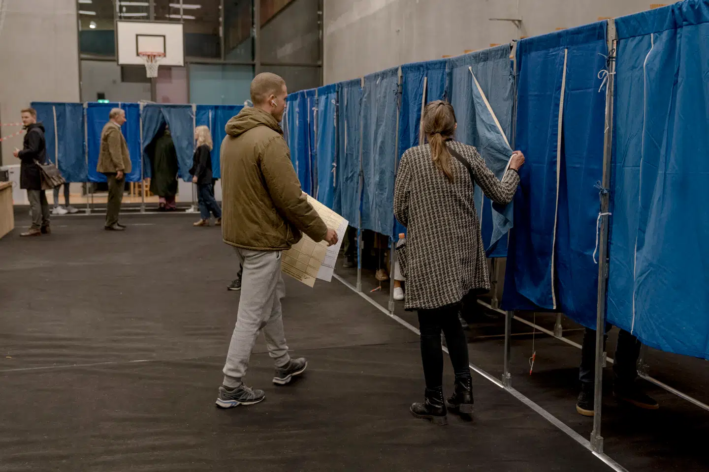 Som politiker kan det være en strategisk fordel ikke at mene for meget. I hvert fald i de populære valgtest. Her går borgere i stemmeboksen på Nørrebro Park Skole til kommunalvalget i 2021. Foto: Mathias Eis, Scanpix.