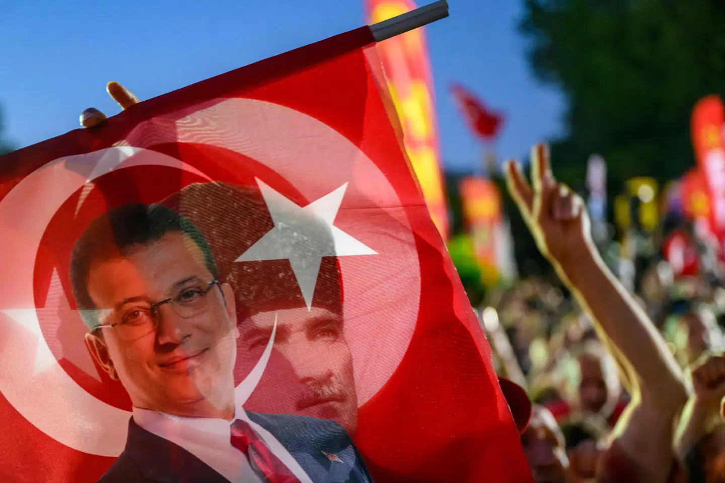 Varetægtsfængslingen af Ekrem Imamoglu i marts har flere gange fået hans støtter til at gå på gaden og demonstrere for hans løsladelse. Det skete blandt andet i juli, hvor demonstranter havde medbragt flag med billeder af Imamoglu. (Arkivfoto).