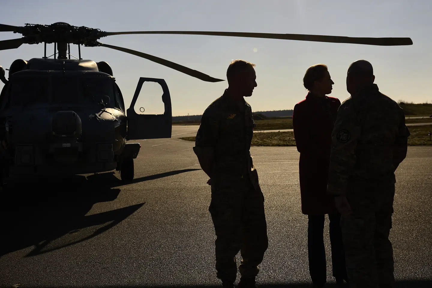 En befalingsmand på Flyvestation Karup er under anklage i en straffesag om bedrageri og stillingsmisbrug. Her ses statsminister Mette Frederiksen på et besøg på Flyvestationen i foråret 2024 i samtale med to medarbejdere, som ikke har forbindelse til den aktuelle straffesag. (Arkivfoto).