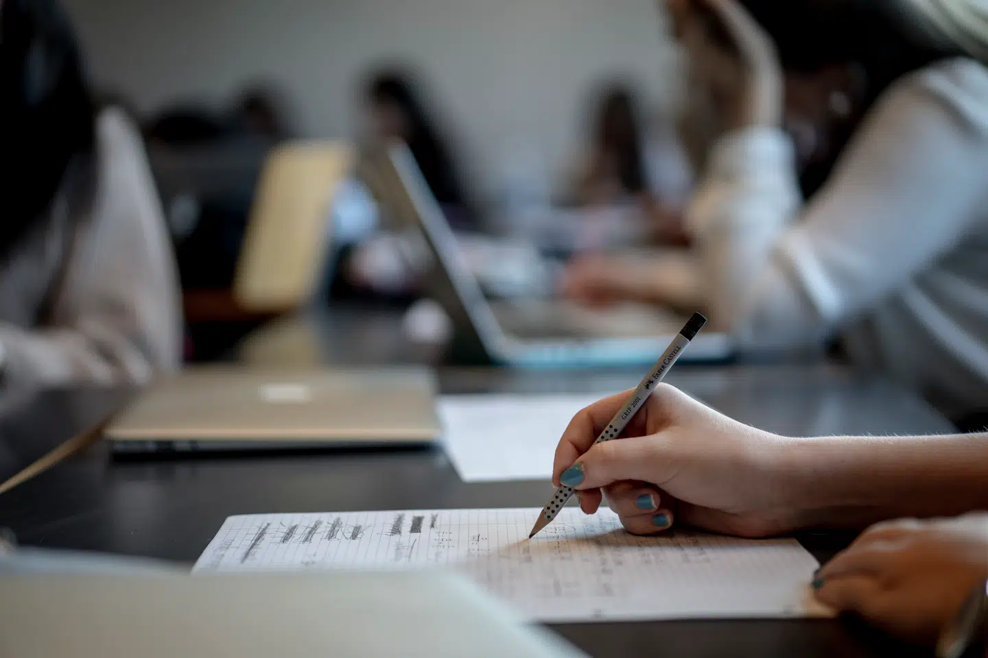 Folkeskolens udfordringer er mange, men ifølge Dansk Industri, ser man de største fald i karakterer og de største faglige udfordringer i netop matematik.