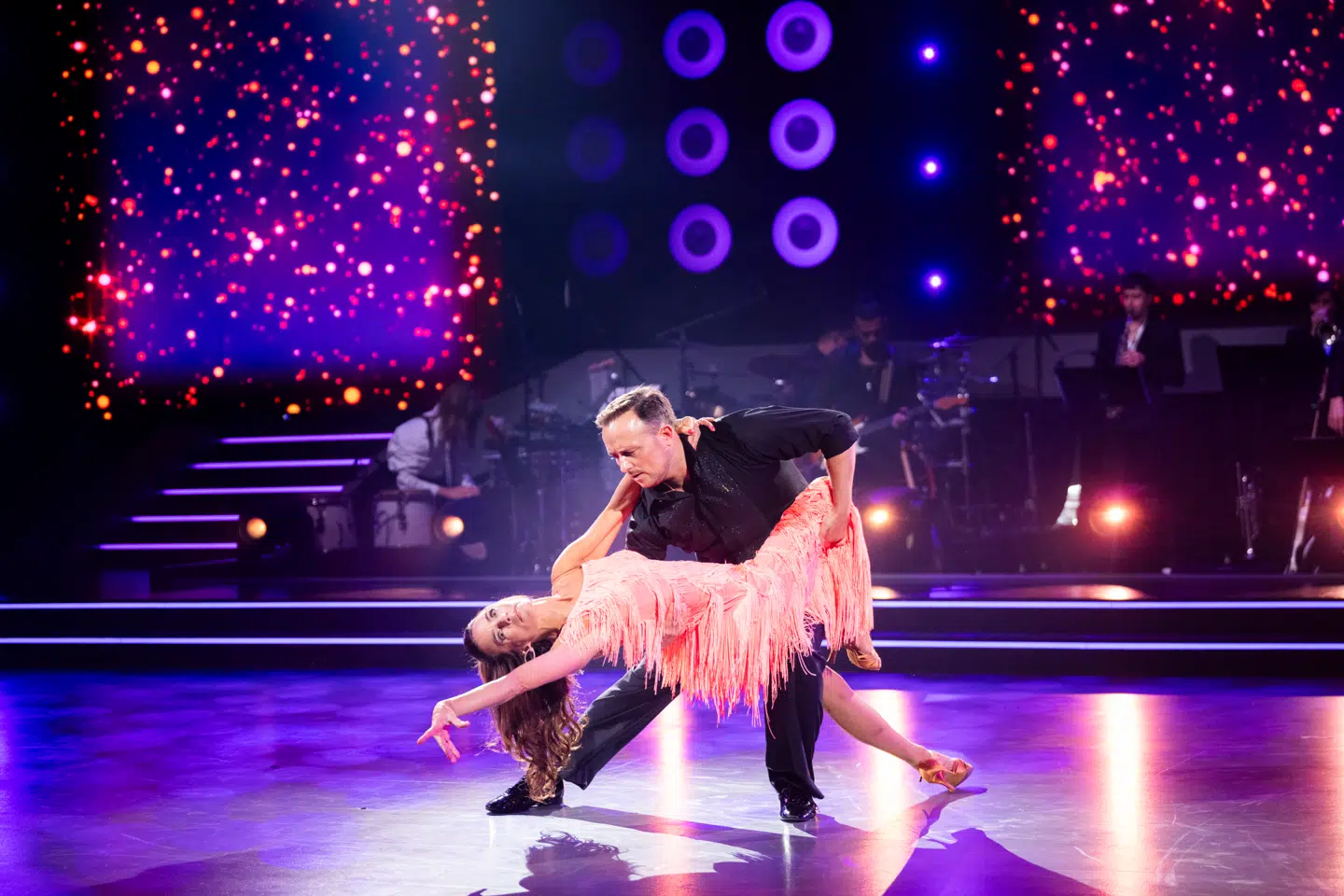 B.T. taler med tv-vært Camilla Ottesen og danser Thomas Evers Poulsen efter deres rumba i femte afsnit af 'Vild med dans', der var en Knæk Cancer-særudgave, fredag 24. oktober 2025.