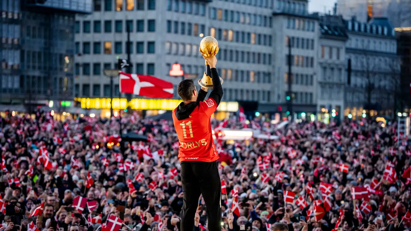 Rasmus Lauge nåede knapt nok at fejre VM-triumfen i januar, inden han blev kastet ud i sit livs krise.