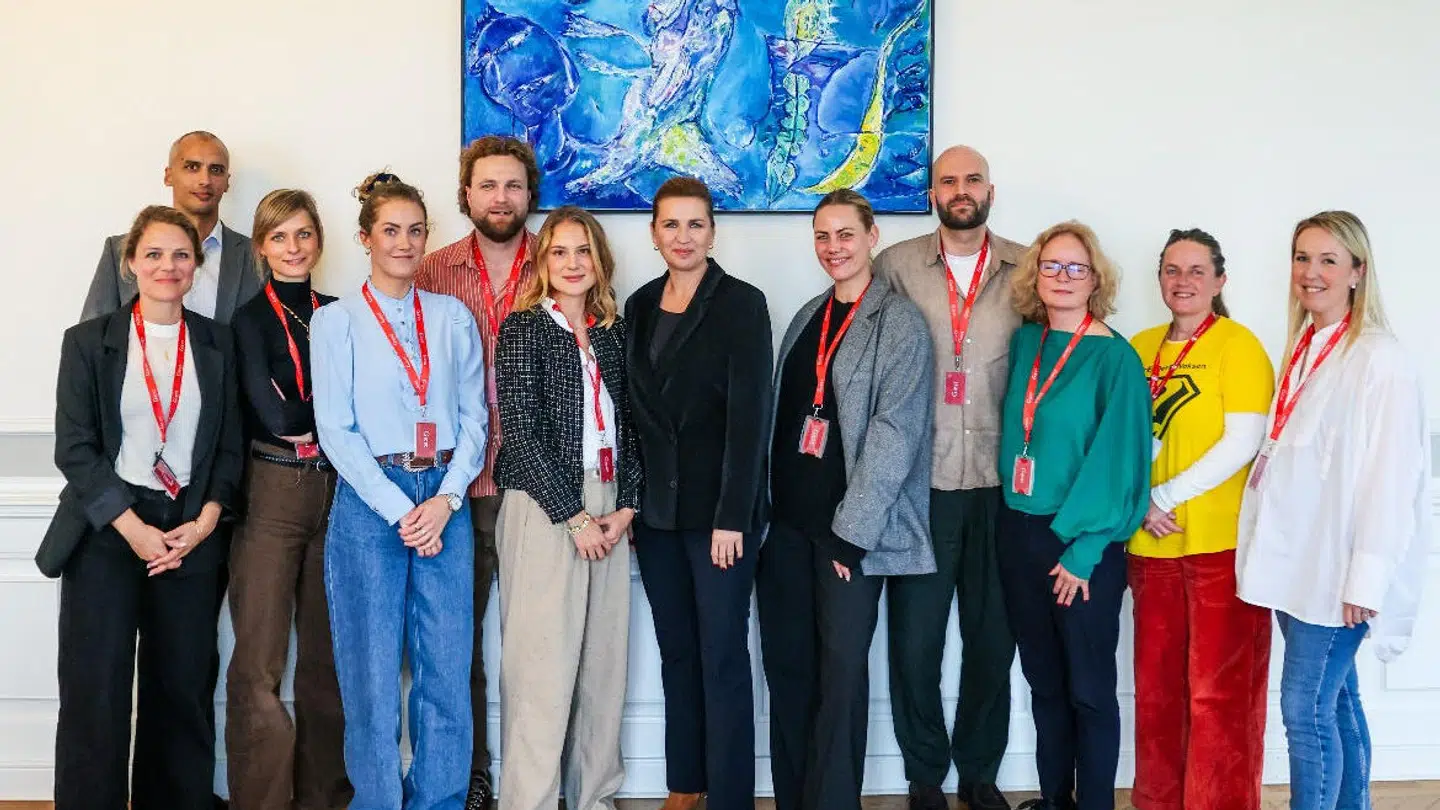 Deltagerne i fredagens møde tæller blandt andet de seks influencere, børne- og undervisningsminister Mattias Tesfaye (S) og repræsentanter fra Red Barnet, Mødrehjælpen, 'Hvor er der en voksen' og Nordic Parenting.