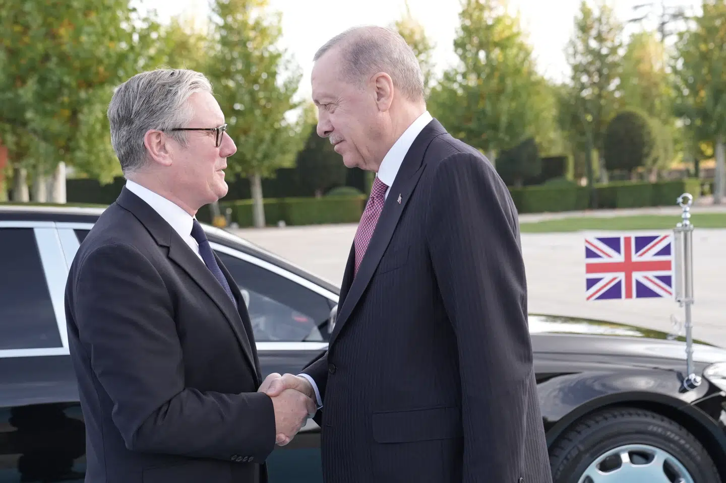 Tyrkiets præsident, Tayyip Erdogan, byder Storbritanniens premierminister, Keir Starmer, velkommen i Tyrkiets hovedstad, Ankara.