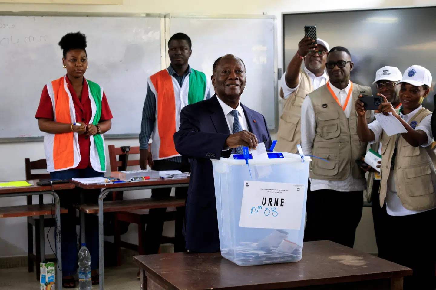 Elfenbenskystens præsident, Alassane Ouattara, da han afgav sin stemme til præsidentvalget den 25. oktober.
