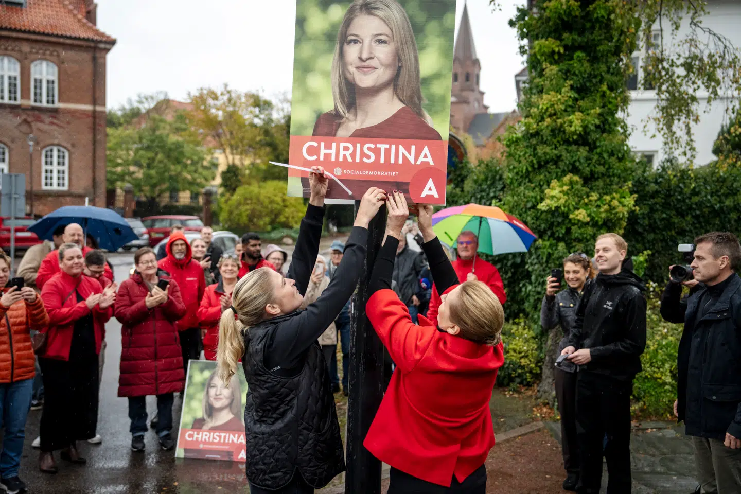 Mette Frederiksen valgte at besøge to stærke S-bastioner, Ballerup og Holbæk fremfor København. Her ses hun med borgmester i Holbæk, Christina Krzyrosiak Hansen (S), lørdag. Ved sidste kommunalvalg 58,9 procent af stemmerne.