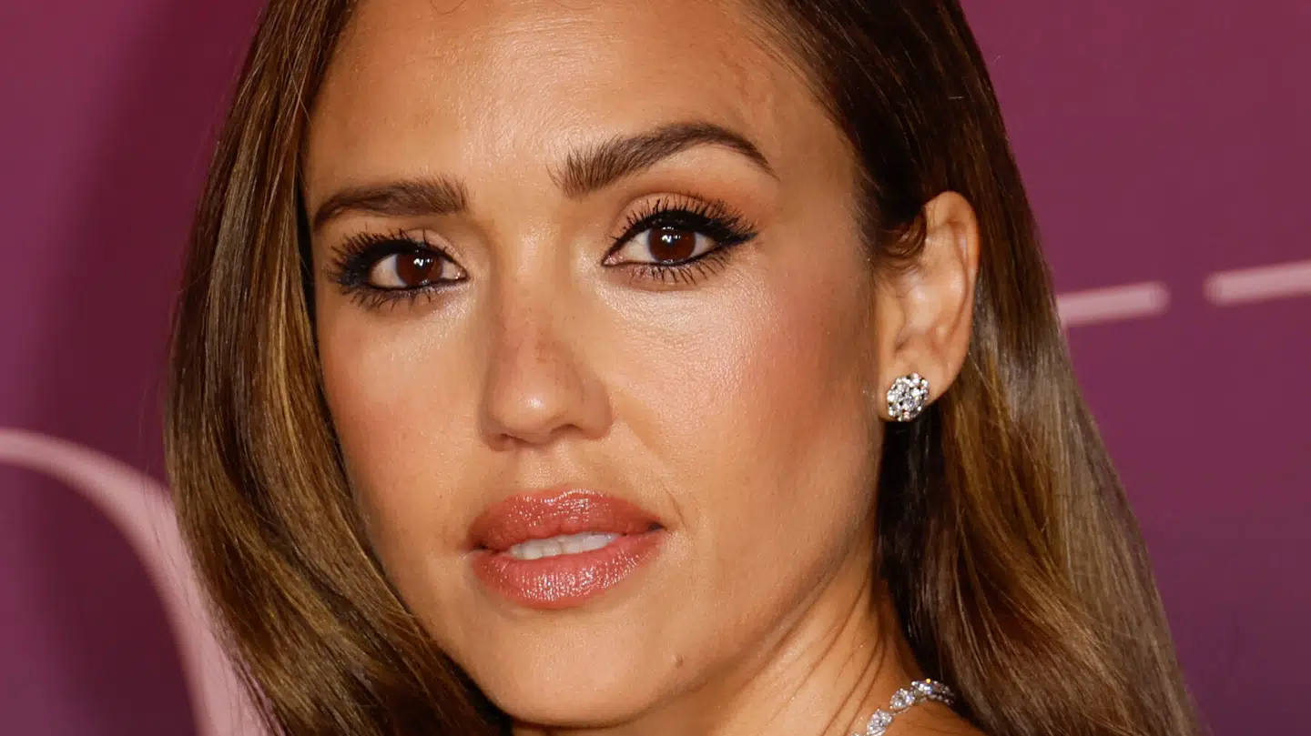 Jessica Alba gør det nu officielt, at hun er sammen med skuespiller Danny Ramirez.