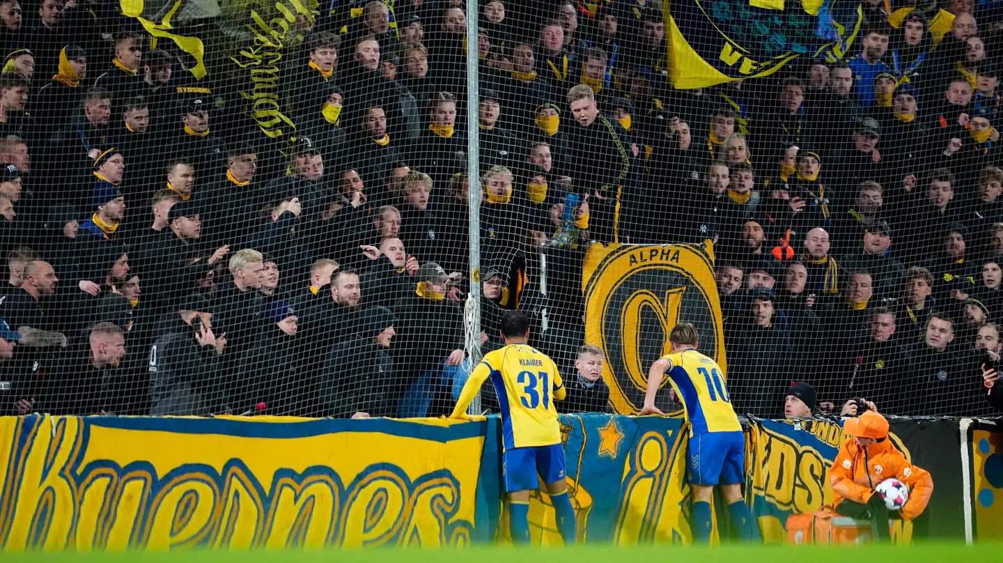 Daniel Wass og Sean Klaiber var nødt til at tage en alvorssnak med Brøndbys fans, så kampen kunne starte igen.