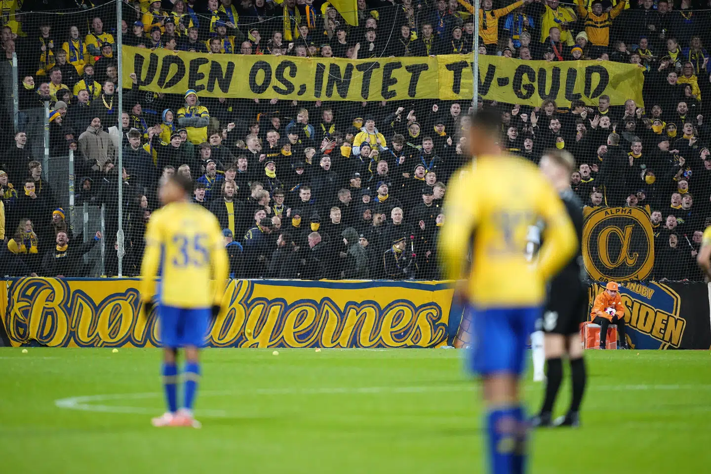 Brøndby-tilhængerne demonstrerede mod sene spilletidspunkter ved at smide tennisbolde og andre genstande ind på banen i Odense.
